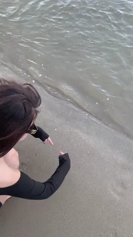 Em vô tình vẽ trái tim lên cát, sóng vô tình đánh nát trái tim em 🌊🥺 #xuhuong #bienvaem #fypシ 