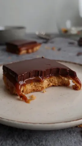 Biscuit shortbread • 150 grammes de farine  • 100 grammes de beurre doux • 25 grammes de sucre en poudre • 1 jaune d'oeuf  • 2 pincées de fleur de sel • 1 pincée de levure chimique Caramel • 150g grammes de sucre en poudre • 50g de glucose ou miel • 100 grammes de beurre doux • 100g de crème liquide entière  chocolat • 150g de chocolat • 100g de crème  Le biscuit shortbread • Dans un bol, mettre le beurre mou, le sucre, la fleur de sel, la levure. Mélanger puis ajouter la farine pour former une boule de pâte. • Etaler la pâte dans le fond du cadre, en appuyant avec les mains ou une cuillère. • Enfourner 20 minutes à 170° (la pâte doit être dorée). Caramel • Faire un caramel avec le sucre et le sirop de glucose, ajouter le beurre puis la crème, verser sur le biscuit. La ganache  • Faire bouillir la crème et verser sur le chocolat. 🇺🇸🇺🇸🇺🇸 Shortbread cookie • 150 grams flour • 100 grams unsalted butter • 25 grams of powdered sugar • 1 egg yolk • 2 pinches of fleur de sel • 1 pinch baking powder Caramel • 150g grams caster sugar • 50g of glucose or honey • 100 grams unsalted butter • 100g of full liquid cream chocolate • 150g of chocolate • 100g of cream The shortbread cookie • In a bowl, put the soft butter, sugar, fleur de sel, yeast. Mix then add the flour to form a ball of dough. • Spread the dough in the bottom of the frame, pressing down with your hands or a spoon. • Bake for 20 minutes at 170° (the dough should be golden). Caramel • Make a caramel with the sugar and the glucose syrup, add the butter then the cream, pour over the biscuit. The ganache • Boil the cream and pour over the chocolate. #tiktokdessert #shortbread #millionaire 