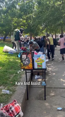 HelpingHands!!🥰🙏🏾🙌🏾💙💯#RealLife #PayItForward #Humanity #AllInThisTogether #AllLove 