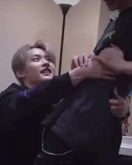 the way he holds him..#leeknow #felix #minlix 