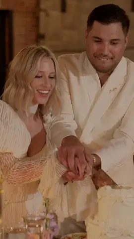 the cake cutting 🍰 #2023bride #weddingvideo #weddingcake #cakecutting #weddingfilm #weddingday #weddinginspo #weddingtrends #weddingdress #cinqbride #2024weddingtrends #realweddingmoments #vintageweddingcake 
