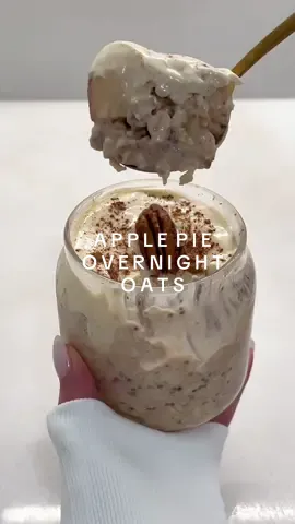 Apple pie overnight oats 🍎🍂🤍 #applepie #overnightoats #EasyRecipe #quickbreakfast #easybreakfast #overnightoatsrecipe #fallvibes #fallrecipes #thatgirl #aesthetic #satisfying #viral #oatmealtiktok #breakfastideas #asmr 