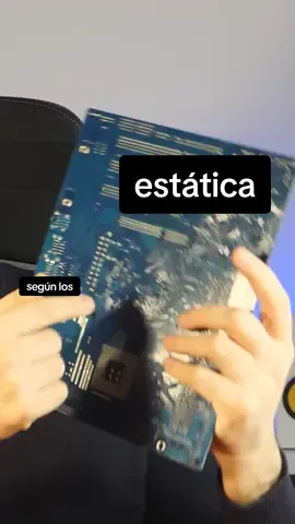 Respuesta a @terry_gossen  #PCViejo: ¿electricidad estática? aunque un case de material blando y de mala calidad SÍ PODIA INTERFERIR en los contactos de la placa, el objetivo de la almohada rosada no era atravesarlo en el case!  #hardware #retro #PC #upgrade  #acaele 