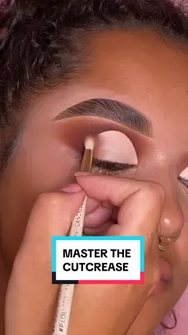 What’s your favourite cutcrease shape? 💖🔥 #plouise #cutcrease #makeuptutorial #plouisemakeup #plouisepaint #halfcutcrease #smokeyeye 