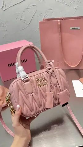 Miu miu bowling bag#miumiubag #miumiutv #miumiuschool #miumia007 #miumiuss23 #sharebag #cutebag #Popularity #foryou #pinkbag 