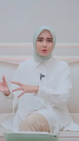 Pernah ketemu orang yang gampang marah? atau kita yang gampang marah?  Yaps, Amarah dapat dikatakan sebagai emosi yang cukup sensasional. Ibaratnya, kemarahan seperti efek bola salju yang bisa menjadi penularan emosional ke orang-orang yang berinteraksi dengan emosi tersebut.  So, langkah awal yang bisa kamu lakukan adalah dengan mengubah persepsi dan melatih rasa empati untuk setiap kejadian yang ada di hidup kamu. Yuk, nonton selengkapnya di Analisa Channel. #menganalisa #analisawidyaningrum #psikolog #apdcindonesia