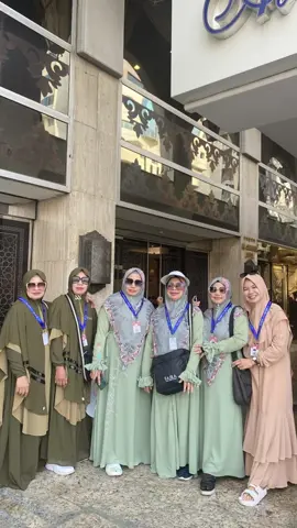 Gpp fotoku kurang bagus yang penting ibu2 rempong fotonya bagus😅 nasib jadi kang foto #foto #ibu #mekkah 