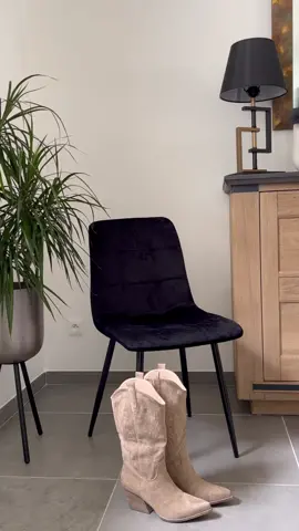 Je pourrais vivre en santiags + chapeau tous les jours 🤎🖤🤍🩶 . . . #womanstyle #modelinglifestyle #fashionmodeling #modelingportfolio #fashionblog #modelingpose #fashionlover #fashionphotography #modelinggoals #modelstatus #fashionaddict #fashioninsta #modelingtips #modelingworld #modelingindustry #modelshoot #modelphotography #fashioninspiration #outfitoftheday #instafashion #fashionblogger #modelwork #modelingagency #modelstyle #behindthescenes #modeldiaries #fashionmodel #modelinglife #mannequin #followme 