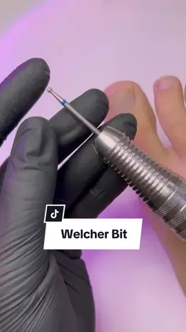 Welchen Bit soll ich verwenden?🤔👣 Kleine Bitkunde für die Pediküre mit Shellac 👩🏼‍🏫 Products: Jolifin Diamant Manikür-Bit - Kugel medium (Artikel-Nr.: 11874) Jolifin Diamant Manikür-Bit - Birne medium (Artikel-Nr.: 11875) Jolifin Basic Schleifhülsen 30Stk - Mix Set inkl. Mandrel (Artikel-Nr.: 9763) #shellac #pedicure #nailtutorial #shellacknails 