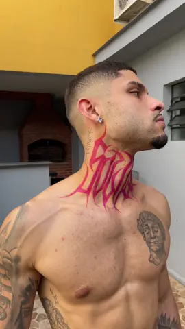 Lachamos o pescoço dele em 5hrs 🏃🏻‍♂️ #capcut #freehand #letteringtattoo  #tattooideas 