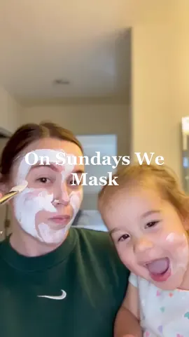 On sundays we mask together 💁🏻‍♀️ Mommy and me masking time is my favorite 💚  #fyp #foryoupage #viral #motherdaughter #momanddaughter #momanddaughterskincare 