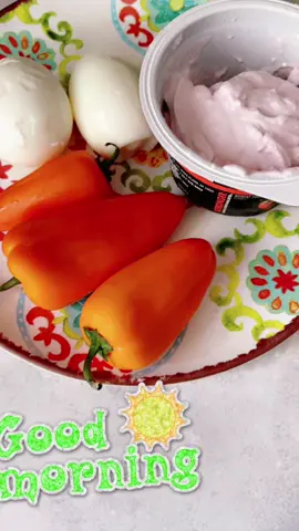 #quickmeal #boiledeggs #veggies #oikostriplezero #caloriedeficit #weightlossjorney #foodtiktok 