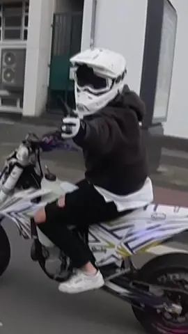 Julien der Profi!  #davidbost #motorrad #gehtsteil 