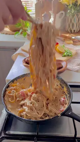 Fettuccine Alfredoفوتشيني ألفريدو  ولا ألذ من كذا 👌🏻 المقادير والطريقة 👇🏼 ' صدور دجاج متبلة (ليمون وملح وبابريكا وبودرة الثوم وبهارات مشكله ) زبدة  كريمة طبخ  ثوم مهروس  مكعب ماجي  معكرونة (فوتشيني)مسلوقة  نضيف لها شوية زيت زيتون ورشة ملح  جبنة بارميزان وجبنه موزريلا  فطر شرايح  الخضار المفضله انا استخدمت (فلفل رومي صغير مقطعه  اشرايح كزبرة او بقدونس او روز ميري  (((الطريقة))) نشوح صدور الدجاج المتبله عالصاج الين تستوي  اشيلها من الصاج  وبنفس الصاج نضيف الزبده والثوم المهروس وعصرة ليمون  اضيف الفطر والخضار والكريمه وابهرها بالبهارات المشكله (بابريكا فلفل اسود وبودرة ثوم وماجي والملح حسب الرغبه  اضيف الفوتشيني المسلوق  وازيد من موية السلق عليهم واخر شي الاجبان وبس بالعافية  ' ' ' '#فوتشيني_الفريدو #explorepage #explor 