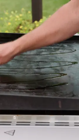 Save this the next time you need a quick tutorial on cleaning and maintaining your griddle (or griddle insert). #griddlecooking #flattopgrilling #griddlecleaning #griddleclean #webergrills #grillcleaning @anotherpintplease