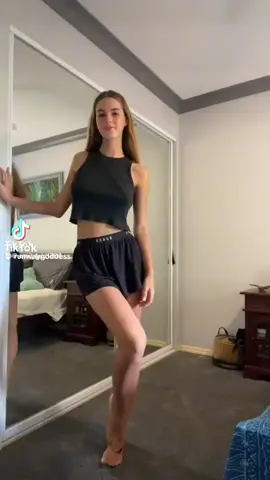 @Runway Goddess ✨🩷 #emilyfeld #emilyfeldlook #emilyfeldmodel #runwaygoddess #dress 