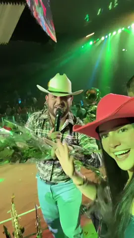 Le di unas flores a Eden Muñoz 💐#banda #edenmuñoz #slp #fenapo #palenque #fyp #parati #viral #sanluispotosi #slp #flores 