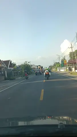 ijin pinjam jalur tetap santun🙏🏻🇮🇩@polres_kediri_pare @PATWAL46_200.KEDIRI #patwalkediri #patwal46_200 #patwal46212 #cctvpatwaljatim #patwal 