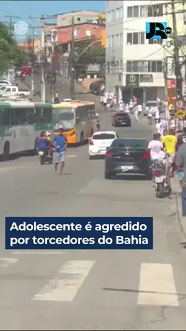 O jovem, que teria sido confundido com um torcedor do Vitória, foi levado ao hospital e já recebeu alta #JornalDaRecord #JR24H #violência #futebol #torcidaorganizada #bahia #vitória