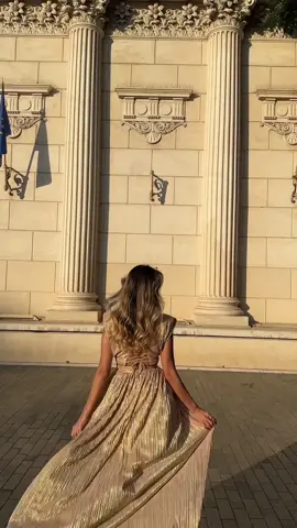 A moment for this dress 😩✨🤍 #beautifuldress #dress #outfitinspiration #fitcheck #fashionblogger #buchareststyle #romaniandesign #promdress #weddingdress 