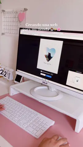 Día 2 Creando una web para mi tienda 👩🏽‍💻✨🌸 Para completar la Página de Inicio primero tengo que subir todos los productos, así que hoy hemos empezado con las Tazas. Ya tenía todas las totes subidas, pero todavía quedan más productos 🥵 Estoy contenta porque ahora puedo poner más opciones para personalizar los productos, como por ej la opción de subir archivos 🥺💖  Vamos avanzando y la web está quedando muy chula 🥰✨