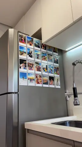 Como montei minhas polaroides magnéticas📷💓 Usei 24 fotos pra compor essa decoração e todas são da @Phosfato 💕  Além do acabamento impecável e o brilho de cada foto, também é possível personalizar o formato e também detalhes nelas, colocando data, local ou alguma frase.🫶🏻 A folha magnética serve como imã em um dos lados, então é só colar na foto e usar o imã dela pra segurar na geladeira. Mas me contaaa, faria uma decoração assim em algum ambiente da sua casa? Publicidade