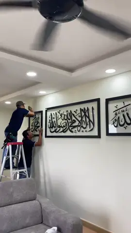 [MINIMALIS, MODERN DAN EKSLUSIF, ITU YANG SAYA BOLEH KATAKAN DENGAN KALIGRAFI JIHAM, TAK SAMA SEPERTI YANG BERADA DI PASARAN] - TUAN ZAHRUL, SEMENYIH Kelebihan hiasan dinding Islamik Jiham - Rekaan simple dan menawan. - Tempahan mengikut permintaan. - Pemasangan disediakan. - Tulisan khat asli dari penulis warga tempatan. #frameayatalquran #hiasandinding #frameislamik #1rumah1bismillah 