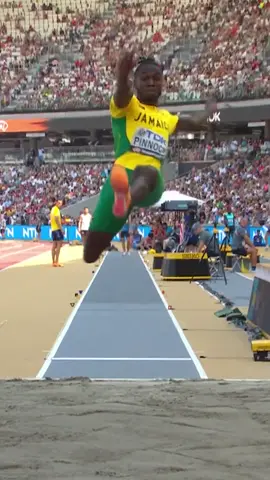 He took flight 😤  8.54m for Wayne Pinnock in ling jump qualifying.  #WorldAthleticsChamps #athletics #longjump  #jamaica 