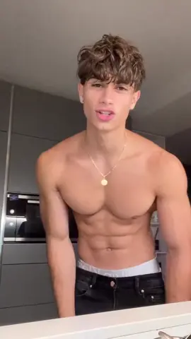 La La La 🎤🎧 #aesthetic #junior #muscleman #gymaddict #model #gymbro #athlete #Fitness #elevatorboys #lalala #song 