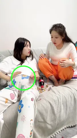 把气球塞进肚子里，假装肚子变大整蛊闺蜜