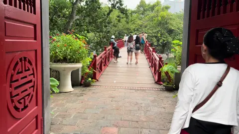 #cầu Thê Húc Hà Nội# cầu Thê Húc nối bờ hồ Hoàn Kiếm với đền Ngọc Sơn. Cầu có dáng cong cong hình con tôm.