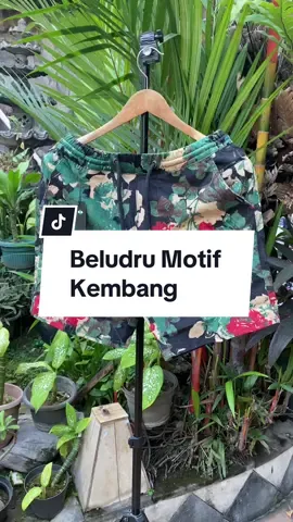 Celana Pendek Yoya Man terbaru, bahan beludru motif kembang #celanapendekpria #broadshortmurah #celanabroadshort #celanapantai #celanapendekdistro #sikmastore 