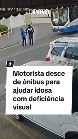 Motorista desce de ônibus para ajudar idosa com deficiência visual #motorista #ônibus #idosa #deficienciavisual #florianopolis #tiktoknotícias 