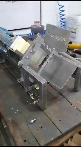 Maquina cortadora de queso. #Ingeneumatica #maquina #maquinaindustrial 