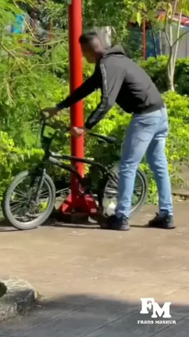 #prankvidro#funnyvideos #Video Lucu Di Tiktok Ngakak#prank sepeda ketusuk jok 