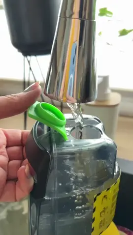 Pamiętajcie, że do mopa Hizero nalewamy wyłącznie czystą wodę z kranu max 40 stopni, bez żadnych środków myjących, zapachowych octu, alkoholu itp. Jedynym możliwym i zalecanym środkiem czyszczącym, który można stosować do mopa jest płyn HIZERO To bardzo ważne, ponieważ inne środki chemiczne mogą zniszczyć pojemniki oraz wewnętrzne elementy urządzenia. ✔️Chcesz zobaczyć mopa? ✔️ Może chciałabyś go przetestować ? ✔️ A może szukasz dodatkowego źródła dochodu?  W każdym z w/w skontaktuj się ze mna 502 118 681 Magda #poradyhizero#hizero #hizeromop #SternaPolska #mopbioniczny#mop #zyjwygodnie #mopbioniczny #mop #dom #domowesprzątanie #porządki #damprace #pracaszukaczłowieka Wyślij wiadomość do @bionicznymop_magdam  👉Skomentuj 👉 Udostępnij