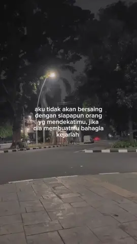 lebih baik mengalah daripada bersaing sama teman sendiri☺️