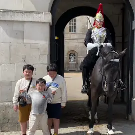 #horseguardsparade #changingoftheguards #foryoupage  #tiktokviral #viraltiktok #viralvideo #videoviral #follow #subscribe #like #share #bestvideo #fypviral #donottouch  #horseguardsparade #changingoftheguards #royalguards #thekingsguards #kingsguard #kingshorse #fyp #foryou #fypシ #fanpage #tourists #london #bluesandroyals 