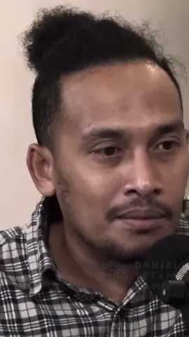 Kalo dia bukan di takdirkan untuk kita , sekuat apapun kita mencoba memperjuangkan dan mempertahankan nya akan lepas juga dari kita, ingat janganlah mencoba menggenggam air yang selama nya tak bisa kau genggam#fypシ゚viral #podcastclips #abdurarsyad #danielmanantanetwork 