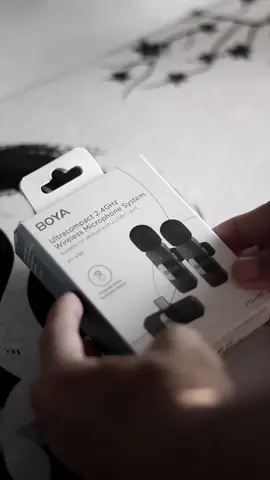 The BOYA V1/V2 Wireless Microphone! #boya #boyaphilippines #techtok #cooltech #review #unboxing #minimal #desksetup #microphone #wireless #gaming #fyp #viral #foryou 