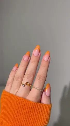 ✨🧡🍊🍁 Orange nails are perfect for both summer and fall szn, and they're a great way to seamlessly transition your nail game ✨ #nails #nailart #nailinspo #glitternails #ombrenails 
