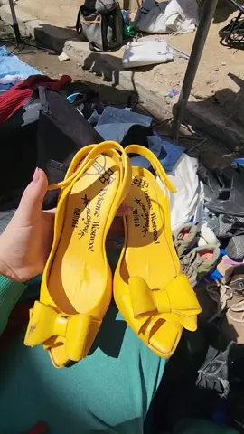 Encontramos estos Vivienne Westwood por Melissa y esta Nerf hoy en el Mercado 🍀 #tianguis #tianguischeck #secondhandfashion #secondhandshop #weirdbluemonster #themonster #bazar #cachina #vintagefashion #paca #cachina #mercado #red #longervideos #secondhand #segundamanotiktok #feria #thriftedfashion #thrift #thrifting #thriftshop #secondhand 