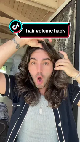 #dryshampoo is soooo good for bringing hair volume back to a blowdry thats gotten flat at the roots❤️❤️ the #clawclip helps target the product to the specific part of our strands that we want lifted❤️❤️ #hairtutorial 