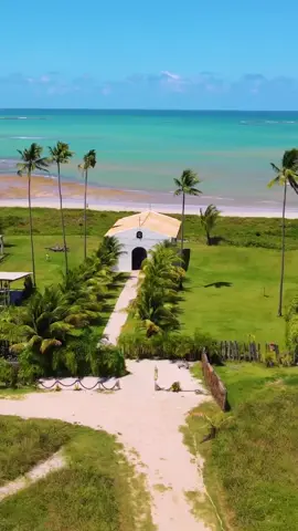 Essa é a famosa Capela dos Milagres Foi nessa igrejinha que o Whindersson Nunes e Luisa Sonza casaram, hoje é um dos lugares mais desejados do Brasil pra quem sonha em casar na praia.A capelinha fica na Praia do Marcenerio, na Rota ecológica dos Milagres, em Alagoas. É privada então o acesso a ela é mais complicado. Sempre falo com eles pelo Instagram, mas nem sempre consigo ir visitar, vale a tentativa, pois o lugar é fantástico #milagres  #saomigueldosmilagresalagoas  #igrejas  #visitar #passear #brasil #tiktok 
