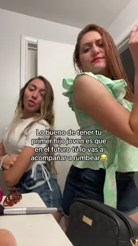 Salí igualita a ella😂🫶🏻 Te amo mami💚 #parati #foryou #destacame #baile #madreehija #dance #tumbalacasamami #perreo #rumba #fiesta #mamaehija #amor #mejoramiga #fypシ 