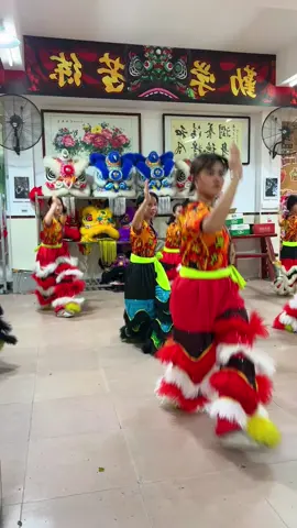 CÁC THIẾU NỮ MÚA LÂN SƯ RỒNG  #trungthu2023 #lansurong #mualan #hoiquanlansurong #liondance #fyp #foryou #foryoupage 