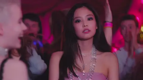 M/V SOLO CỦA JENNIE ĐÃ ĐẠT LƯỢT VIEW LÊN ĐẾN CON SỐ 952 TRIỆU. BLINK HÃY CÀY THẬT NHIỀU LẦN ĐỂ M/V CỦA CÔ ẤY LÊN ĐẾN 1 TỶ LƯỢT VIEW VÀ TRỞ THÀNH NỮ NGHỆ SĨ CÓ SOLO ĐẦU TIÊN ĐẠT 1 TỶ LƯỢT XEM. GỬI ĐẾN BLINK.#jennie #blackpink #solo #mv #bp #blink 