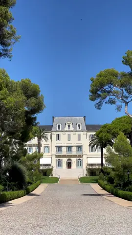 The dreamiest lunch on the Côte d’Azur ☁️ #southoffrance #frenchriviera #hotelducapedenroc #eurosummer #hotelducap #cotedazur #europeansummer #sofiarichie #luxurylife #eurotrip #luxurylifestyle #pourtoi #fypシ 