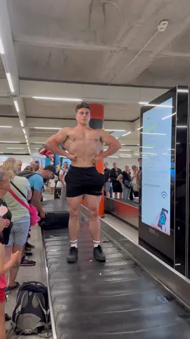 Bodybuilder at Airport!😂 #fyp #bodybuilding #gym #muscle 