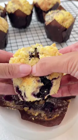Blueberry crumble muffins recipe 🫐💜 바삭바삭 크럼블을 올린 블루베리 머핀 만들기 😋  #blueberry #muffins #tiktokfood #fyp #블루베리머핀 #베이킹